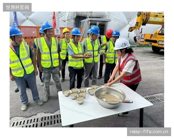 赛事组织方需为堪萨斯城等赛区的球迷提供充足的降温设施，以应对潜在的中暑等健康问题。